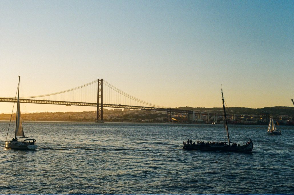brücke mit Booten