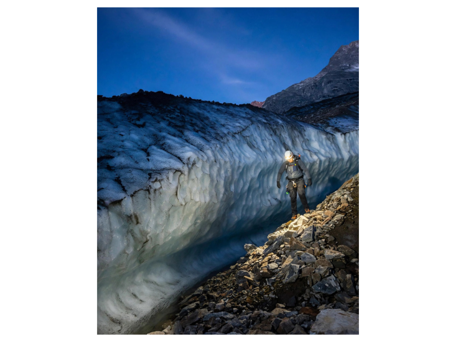 Ein Bergsteiger im GLetscher