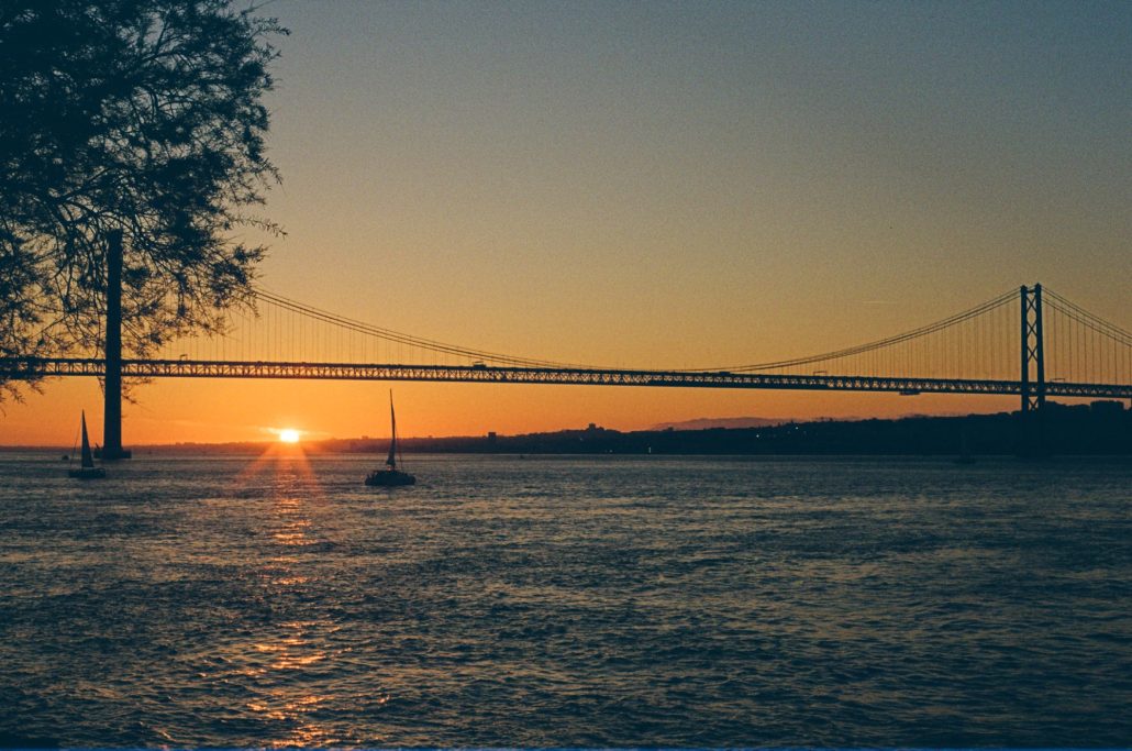 Brücke mit sonne